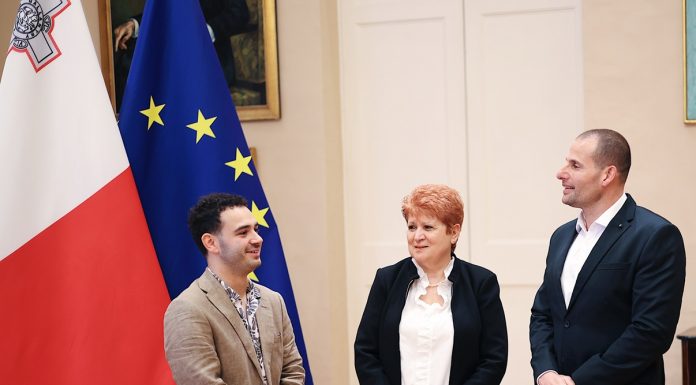 Prime Minister welcomes Mużika Mużika 2025 winner Jamie Cardona to Castile