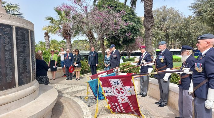 George Cross Island Association lay wreaths at War Memorial
