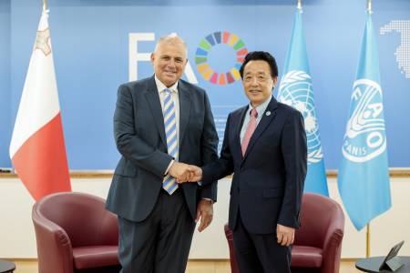 Minister Anton Refalo meets with the Director-General of the FAO
