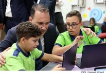 Laptops begin to be distributed to every Year 7 student