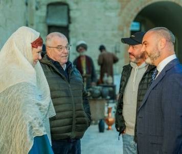 Minister Bonnici visits the set of the television production ‘La Comtesse de Monte-Cristo’