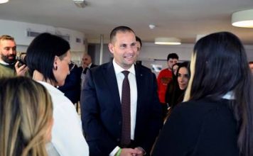 Prime Minister Robert Abela visits the Maypole bakery in Tal-Ħandaq