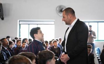 Education and future career aspirations, among the themes discussed by the Prime Minister and students at De La Salle school