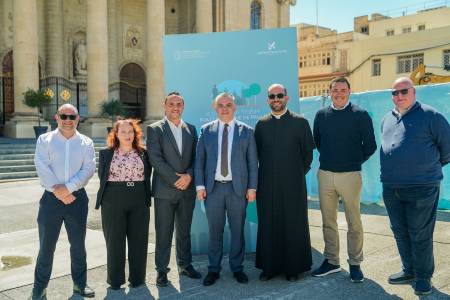 Minister Chris Bonett